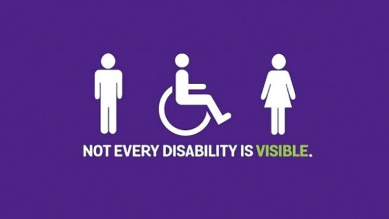 Schild mit Piktogramm eines Mannes, einer Frau und einem Rollstuhl sowie der Aufschrift «Not every disability is visible». Auf Deutsch: Nicht jede Behinderung ist sichtbar. | © medium.com