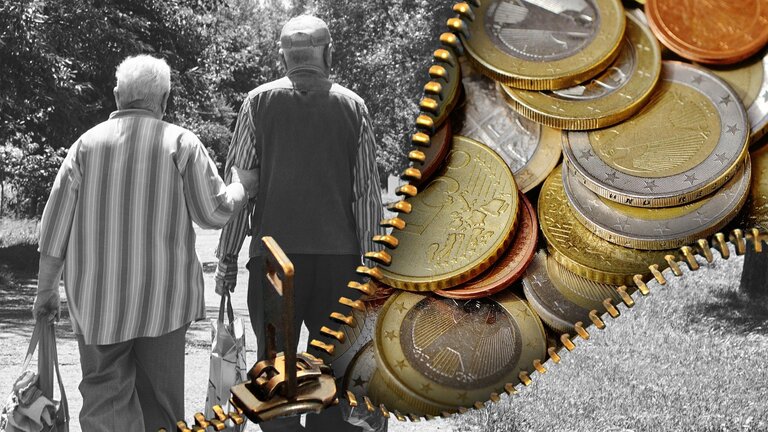 Das Bild zeigt ein schwarz-weißes Foto von einem älteren Ehepaar. Sie gehen Arm in Arm durch einen Park und halten Einkaufstüten in der Hand. Das Bild wird durch einen Reißverschluss durchbrochen. Dahinter befinden sich verschiedene Euro und Cent Münzen. | © Pixabay