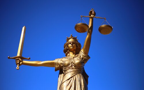 La déesse de la justice, Justitia devant un ciel bleu | © pixabay