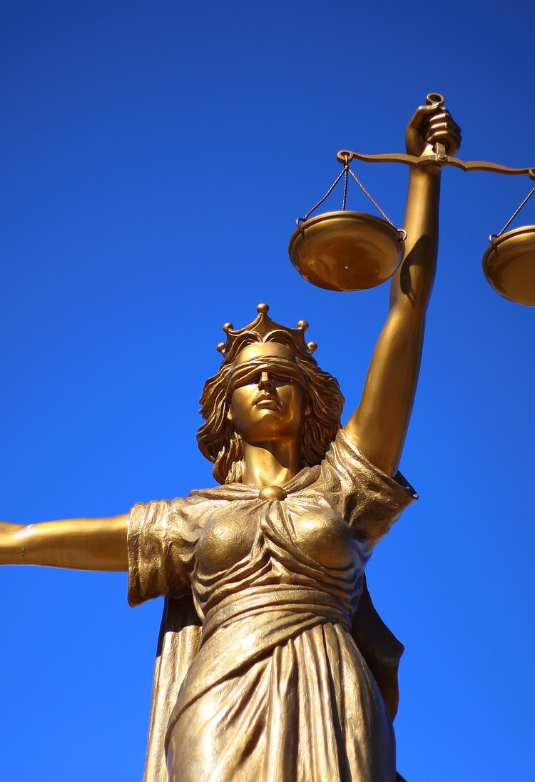 La déesse de la justice, Justitia devant un ciel bleu | © Pixabay